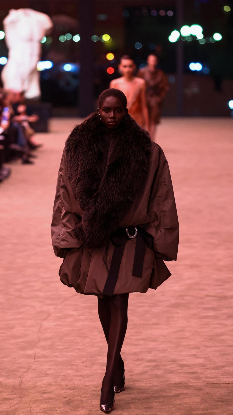 Las piernas se viste de marrón en Saint Laurent.