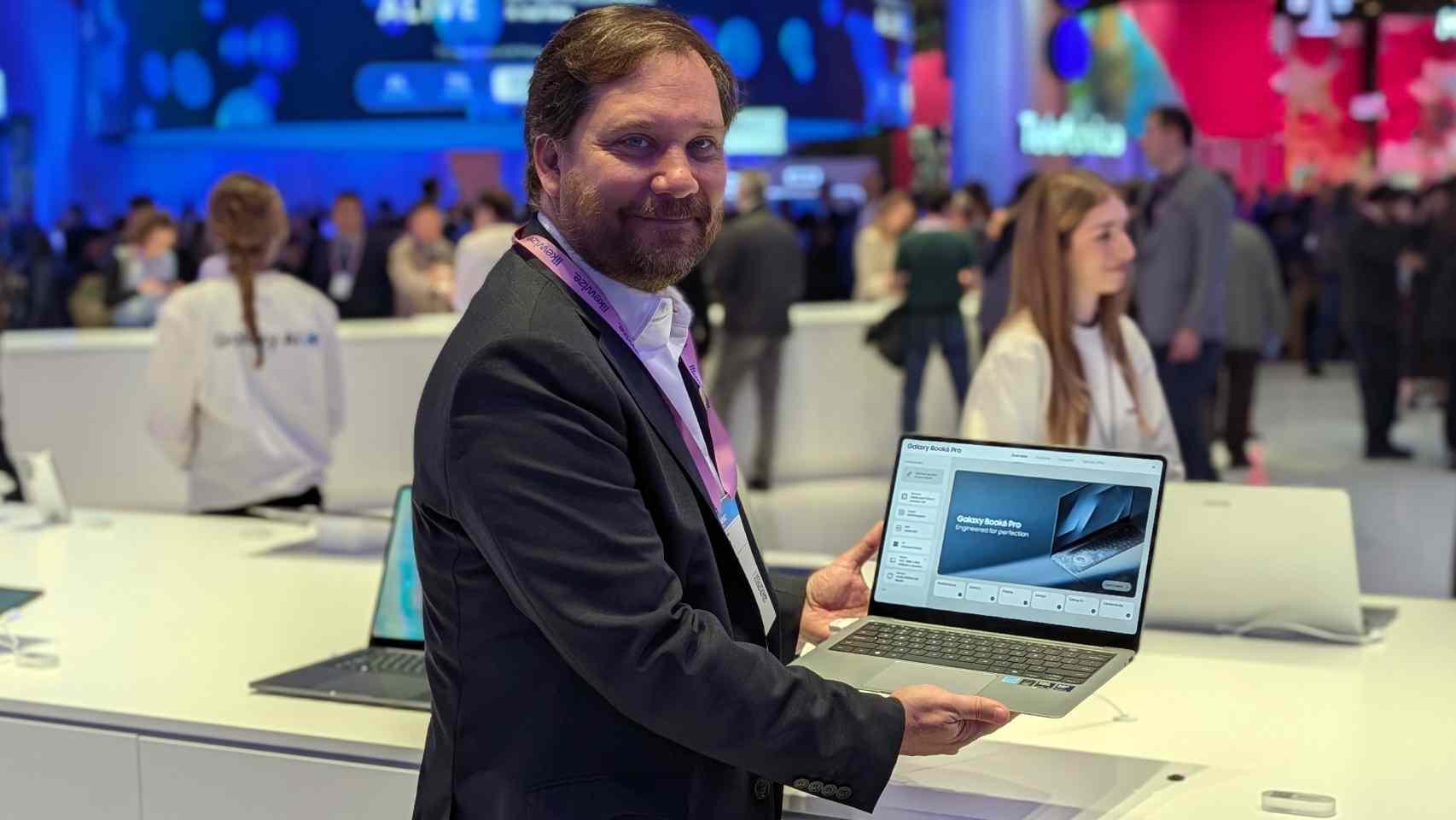 Álvaro Galán, director de ecosistema de Samsung España, con un Galaxy Book 6.