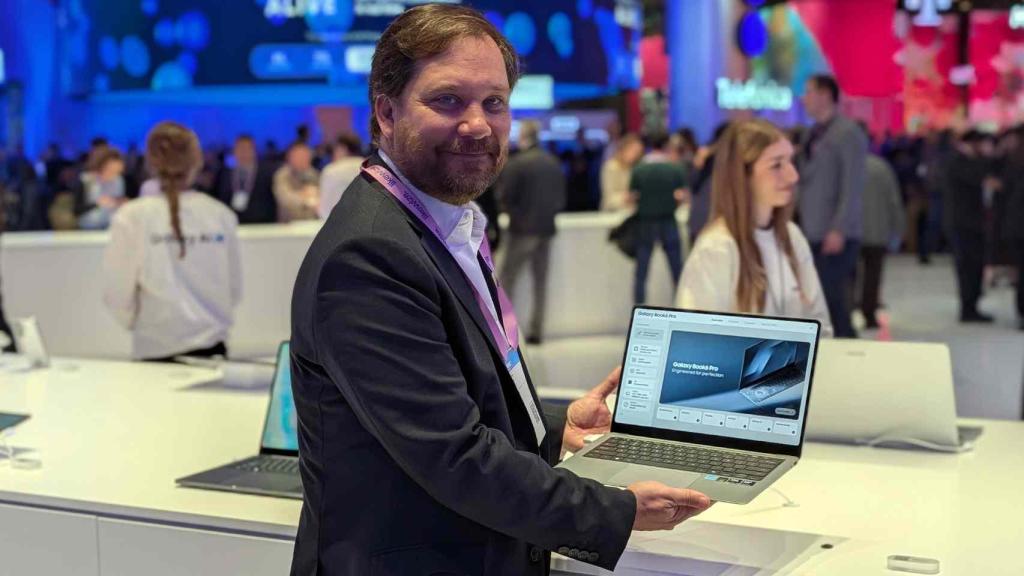 Álvaro Galán, director de ecosistema de Samsung España, con un Galaxy Book 6.