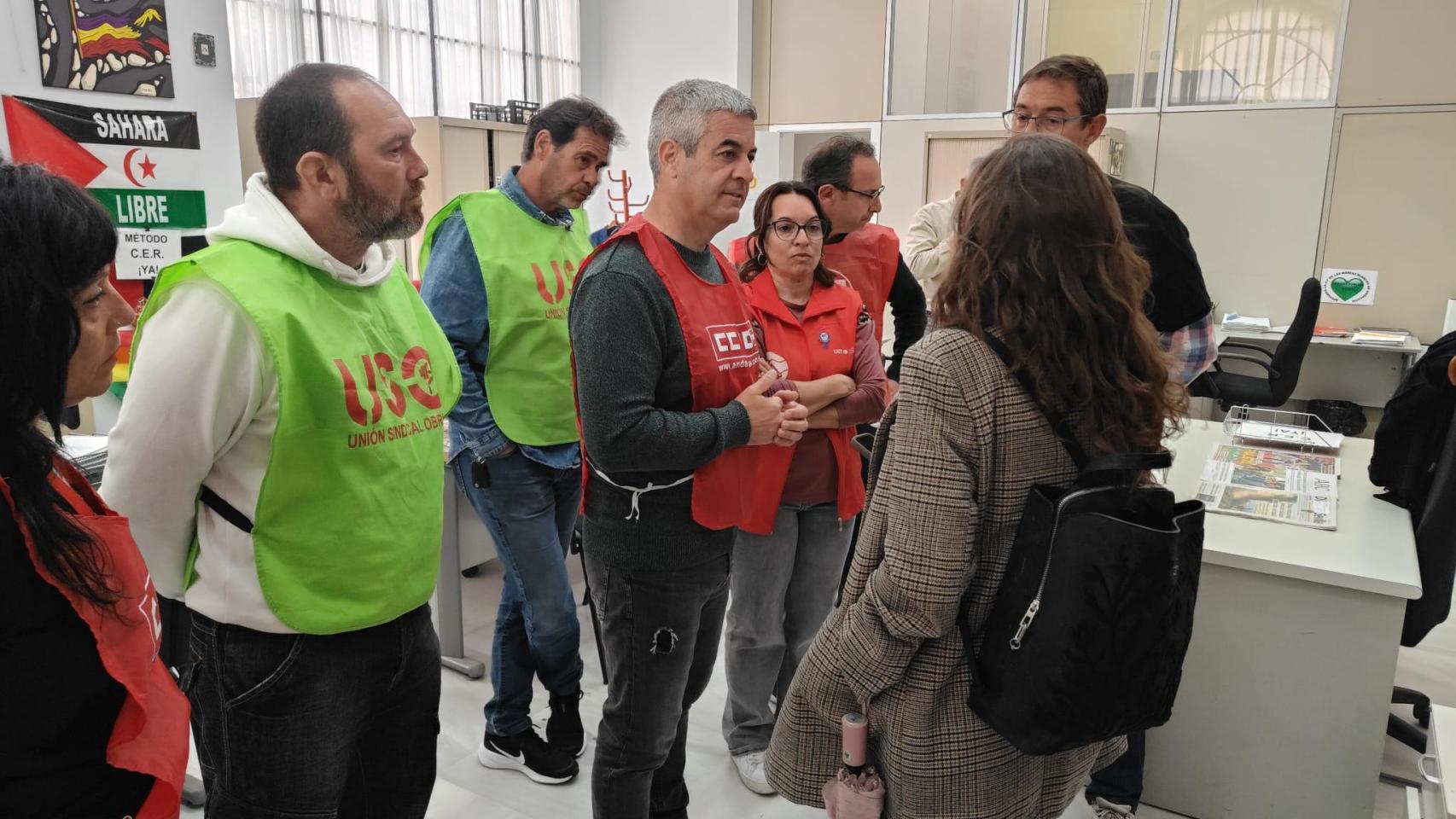 Los trabajadores y sindicalistas en atención a los medios en la mañana de este miércoles.