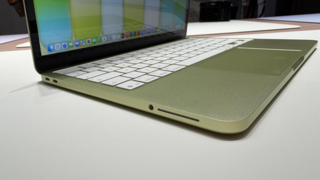 Conexiones y altavoz del MacBook Neo