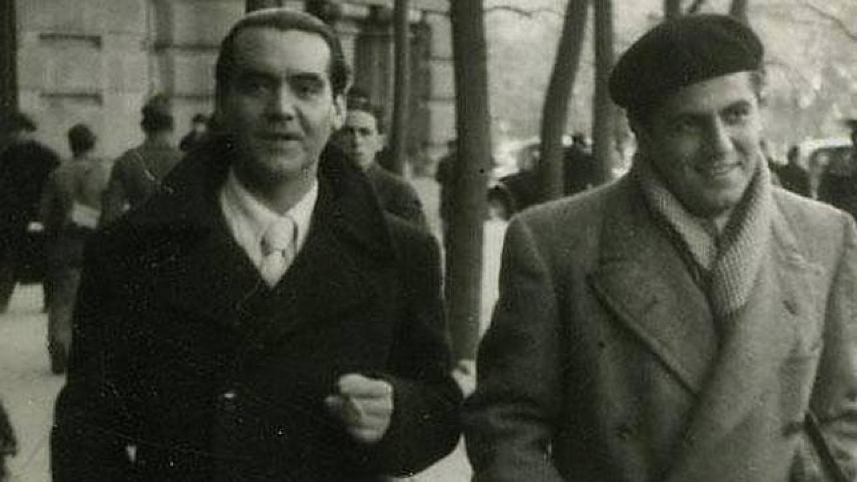 Federico García Lorca y Rafael Rodríguez Rapún, paseando por Madrid en 1935
