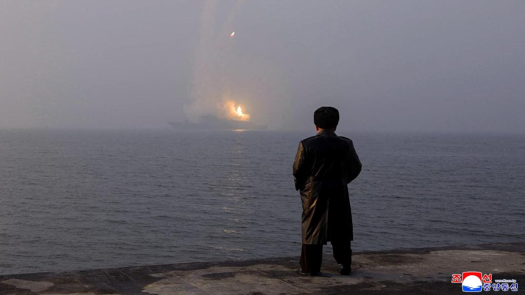 Kim Jong-un observa el lanzamiento de un misil desde el destructor 'Choe Hyon'.