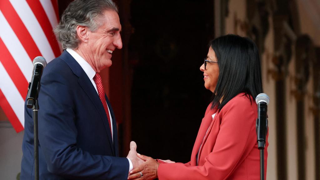 El secretario de Interior de EEUU, Doug Burgum, este miércoles junto a Delcy Rodríguez en Caracas.