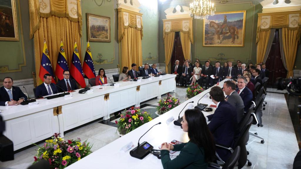 Delcy Rodríguez and Doug Burgum with representatives of US mining, oil and gas companies.