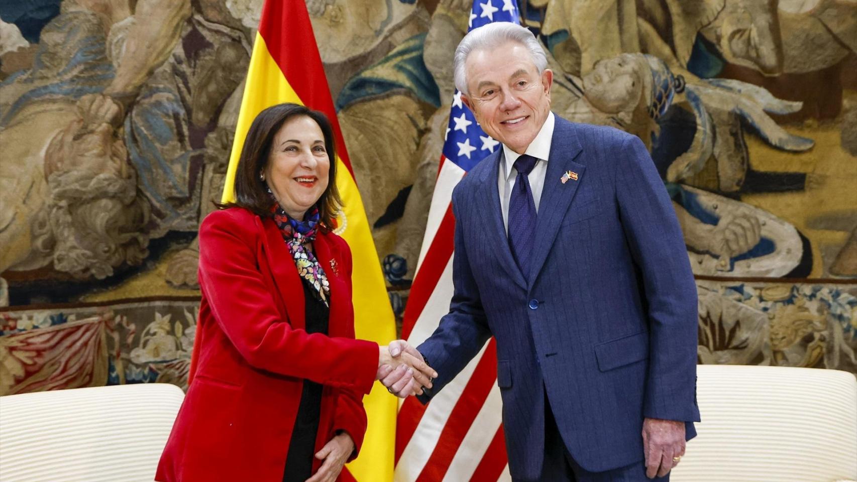 Margarita Robles este miércoles junto al embajador de EEUU en España, Benjamín León Jr.