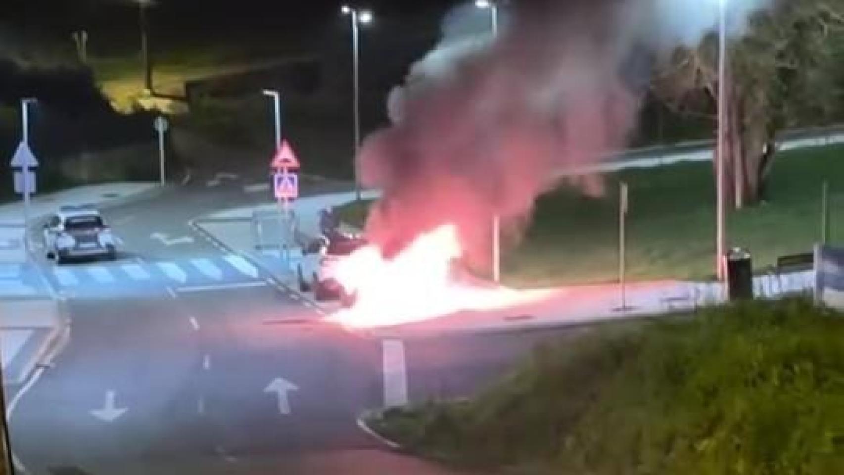 Incendio de un coche estacionado en Arteixo (A Coruña) este 5 de marzo.