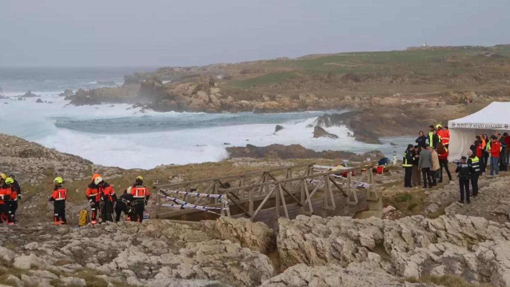 Los efectivos de emergencias trabajando en la pasarela desplomada en la playa de El Bocal en Santander.