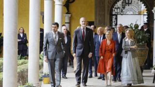 Felipe VI junto a la familia de Alba en el Palacio de Dueñas en Sevilla.