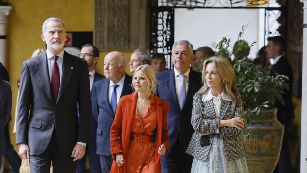 Felipe VI junto a la familia de Alba en el Palacio de las Dueñas en Sevilla.