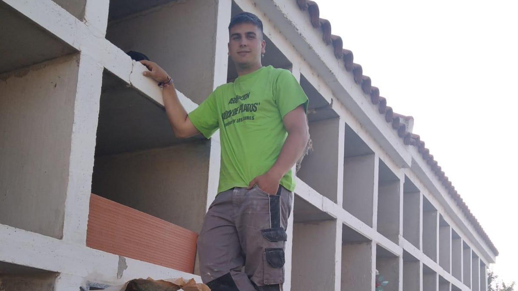 Diego, enterrador de 20 años y dinamizador de su pueblo.