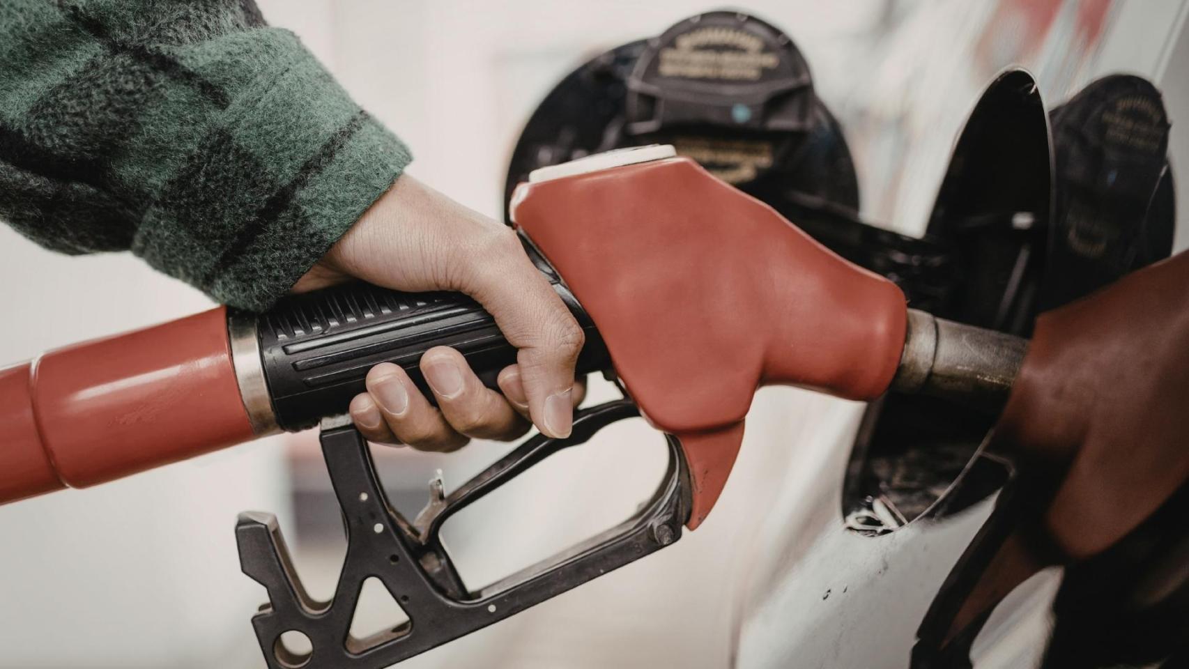 Imagen de una persona repostando combustible.