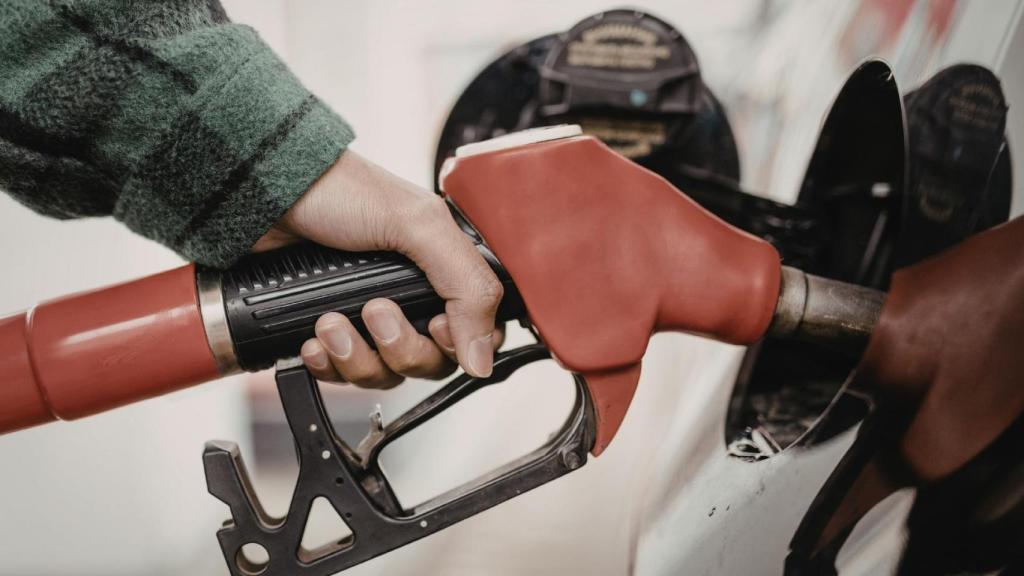Imagen de una persona repostando combustible.