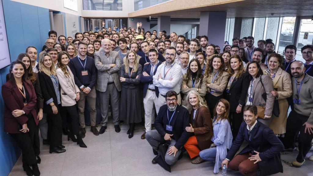 El empresario Juan Roig junto a emprendedores de Lanzadera.