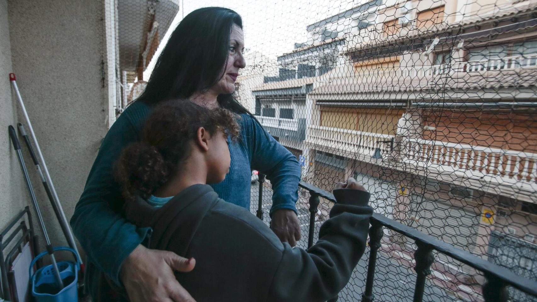 Raquel y su hija de 10 años residen junto a sus mascotas en un piso en El Campello.