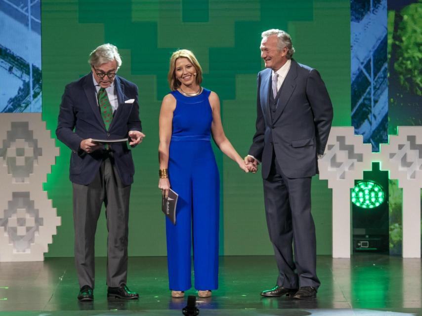 Luis junto a los presentadores de la gala, al subir al escenario.