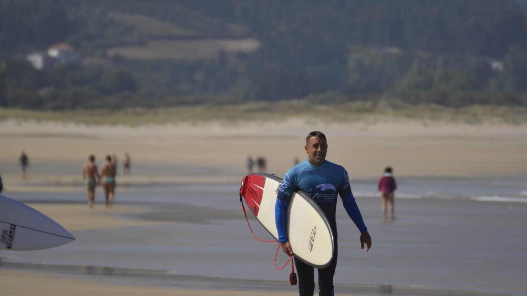 Sergio practicando una de sus pasiones, el surf.