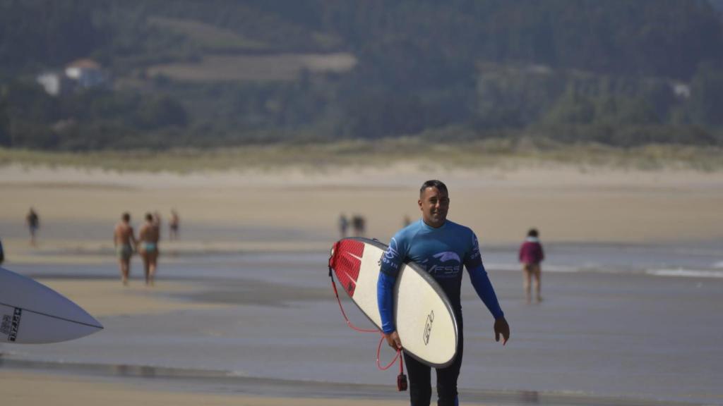 Sergio practicando una de sus pasiones, el surf.