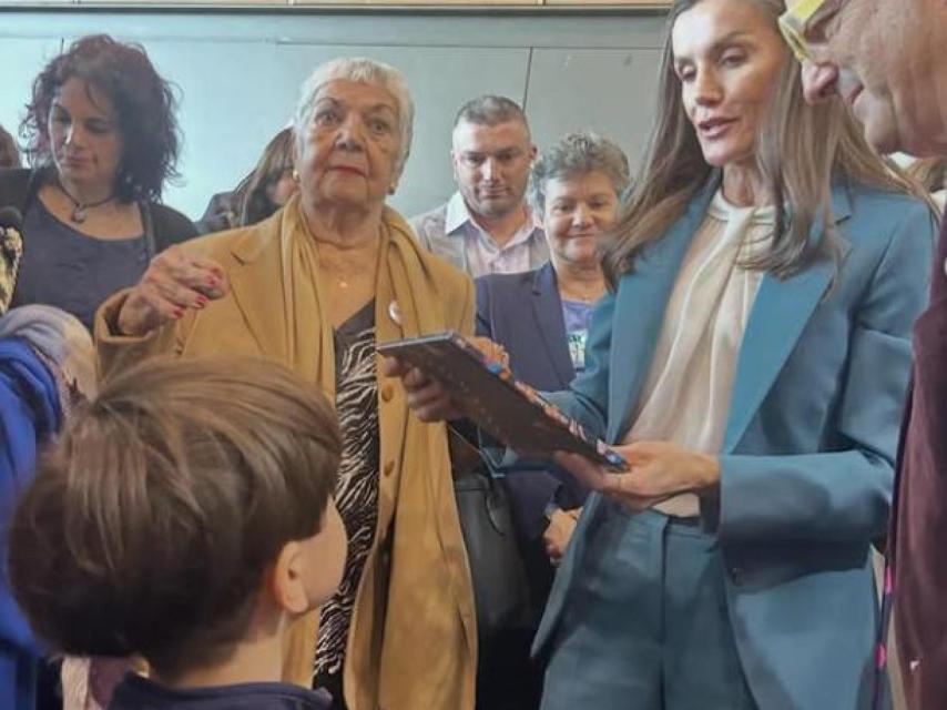 Darío le entrega su libro a la reina Letizia