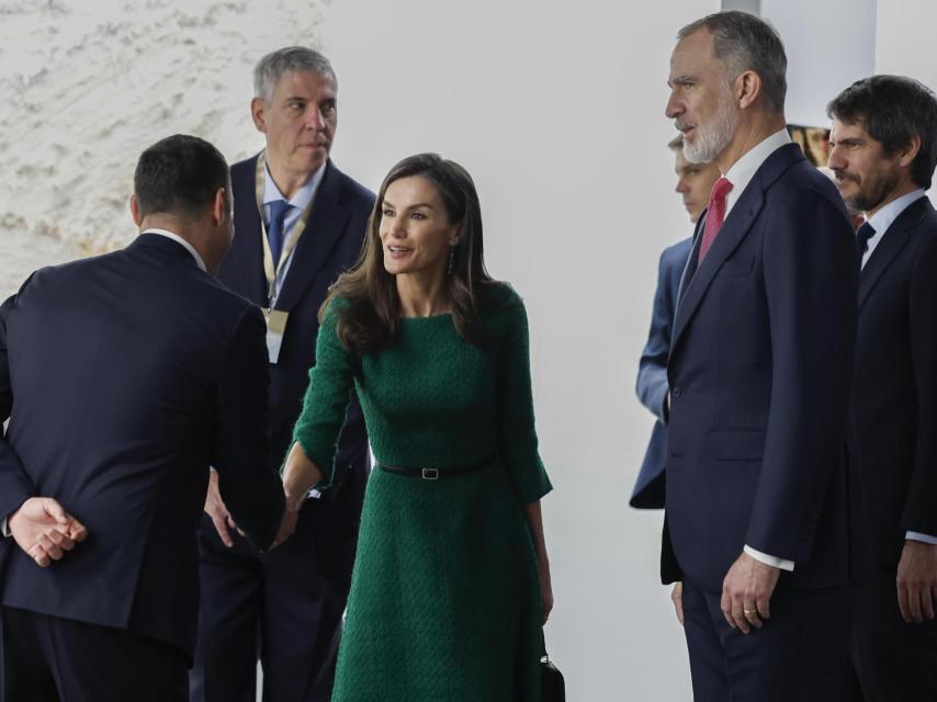 Los reyes Felipe y Letizia junto al ministro de Cultura, Ernest Urtasun.