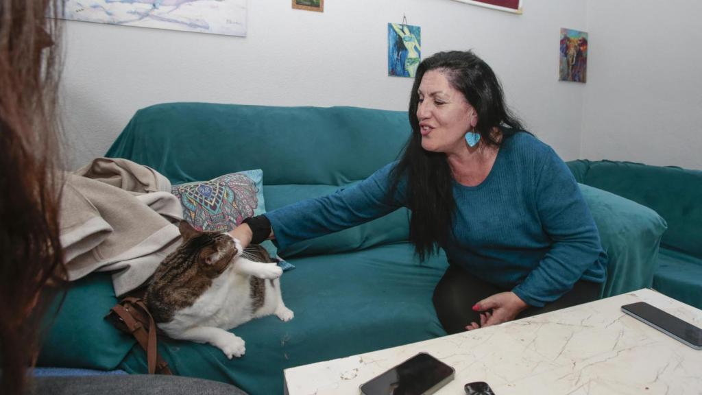 Raquel junto a uno de sus tres gatos