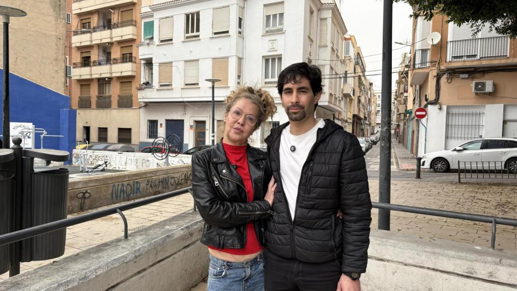 Sarah e Iñaqui pagan 500 € por un piso en la calle San Carlos.