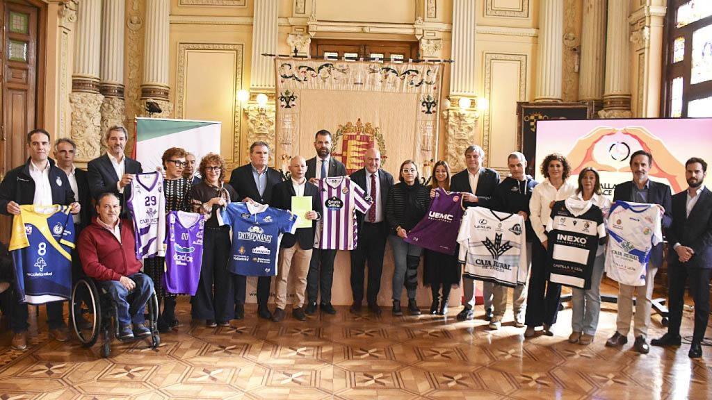 Foto de familia de la campaña 'Valladolid hace equipo' en el Ayuntamiento de Valladolid.