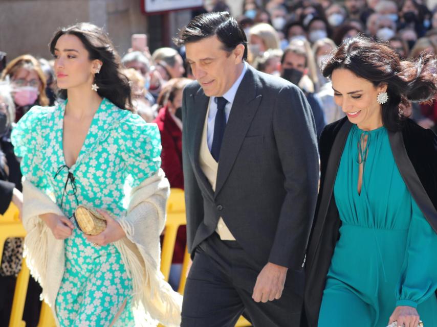 Manuela Falcó, con sus padres, Manuel Falcó y Amparo Corsini.