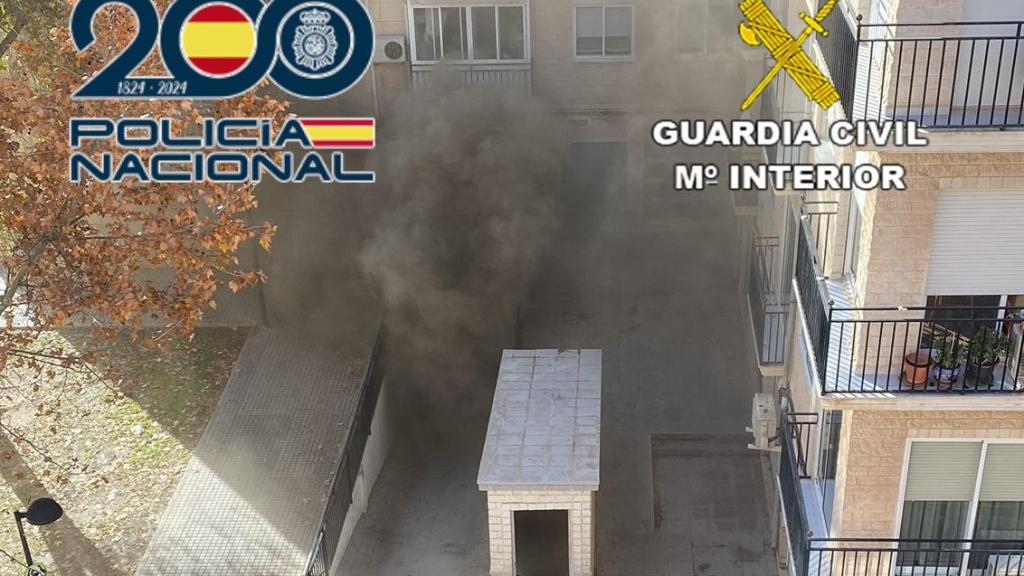 El humo saliendo de uno de los garajes.