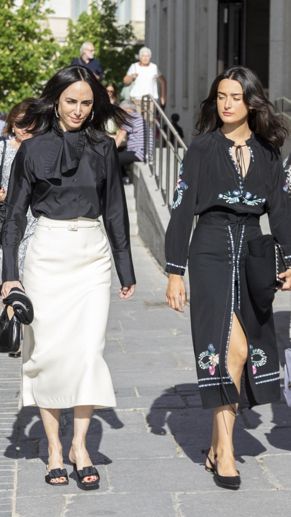 Manuela Falcó, con su madre, Amparo Corsini.