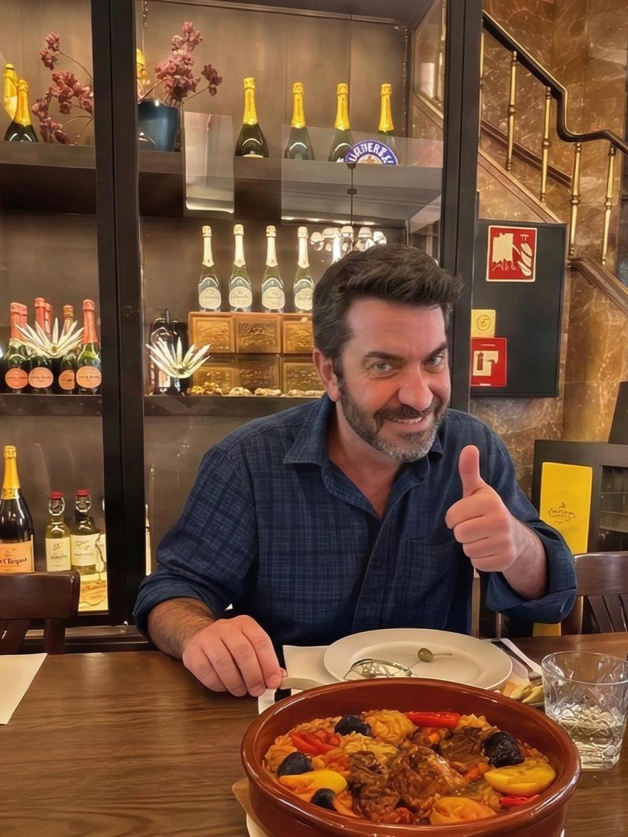 Arturo Valls junto al arroz al horno de Café Comercial.