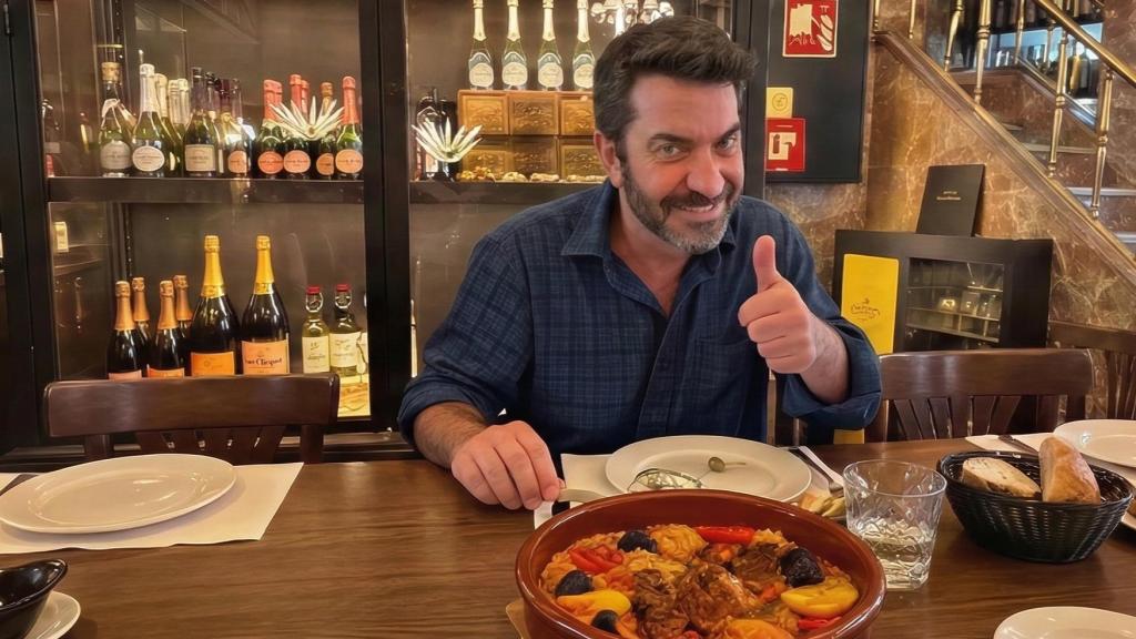 Arturo Valls junto al arroz al horno de Café Comercial.