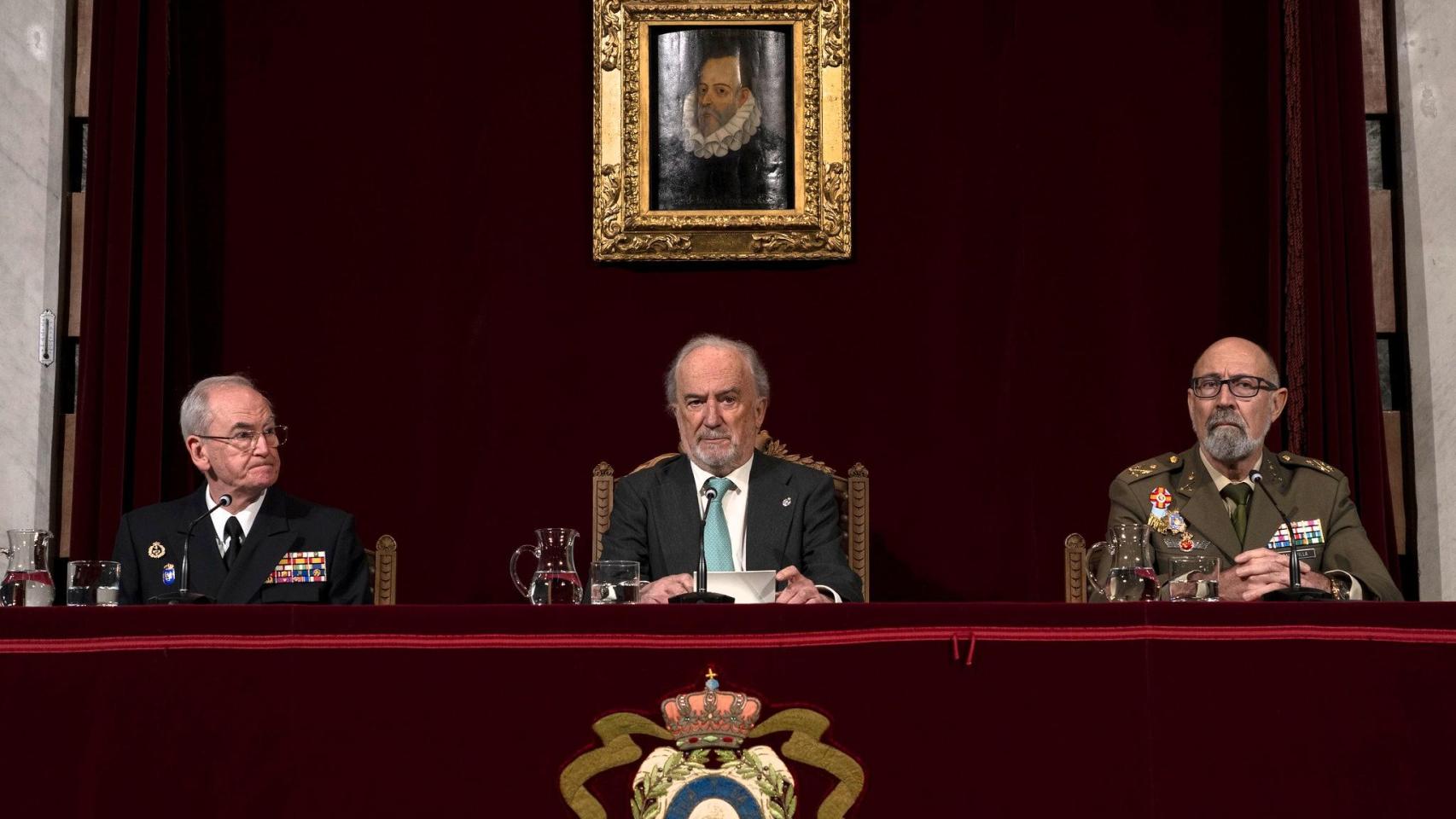 Teodoro Esteban López Calderón, jefe de Estado Mayor de la Defensa (JEMAD); Santiago Muñoz Machado, director de la RAE y presidente de la ASALE, y el director del CESEDEN, Miguel Ballenilla y García de Gamarra. Foto: RAE