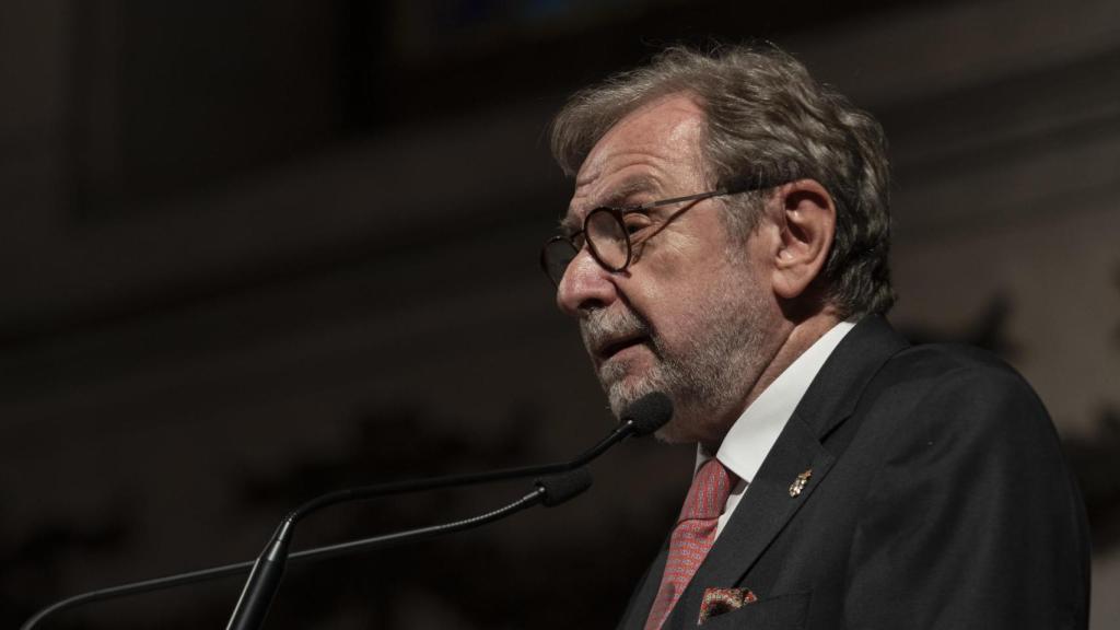Juan Luis Cebrián, coordinador de la obra y académico de la Real Academia Española, durante su intervención en la presentación del libro. Foto: RAE