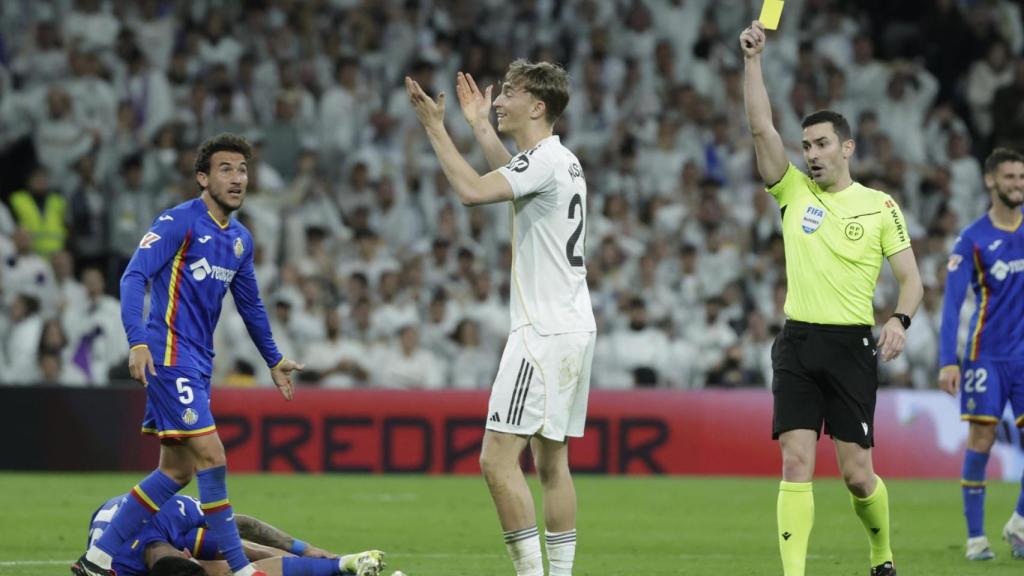 Huijsen recibiendo amarilla en el partido contra el Getafe