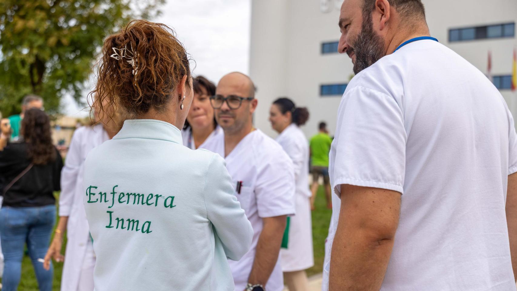 Un grupo de profesionales sanitarios a las puertas del Hospital Universitario de Toledo.