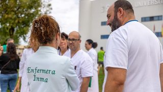 Un grupo de profesionales sanitarios a las puertas del Hospital Universitario de Toledo.