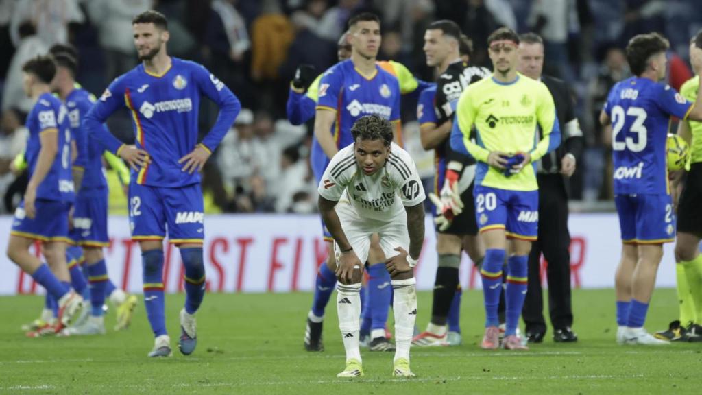 Rodrygo complaining about his knee