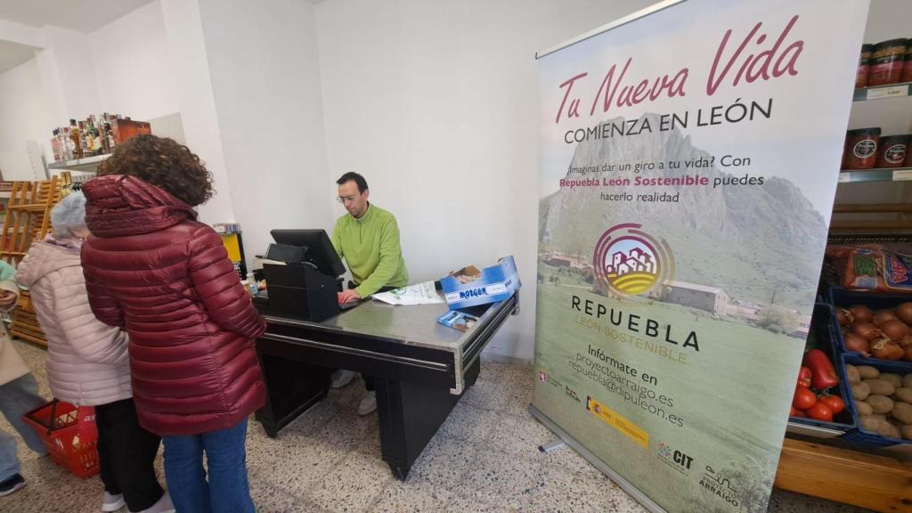 Imagen de la reapertura de la tienda en Fresno de la Vega.