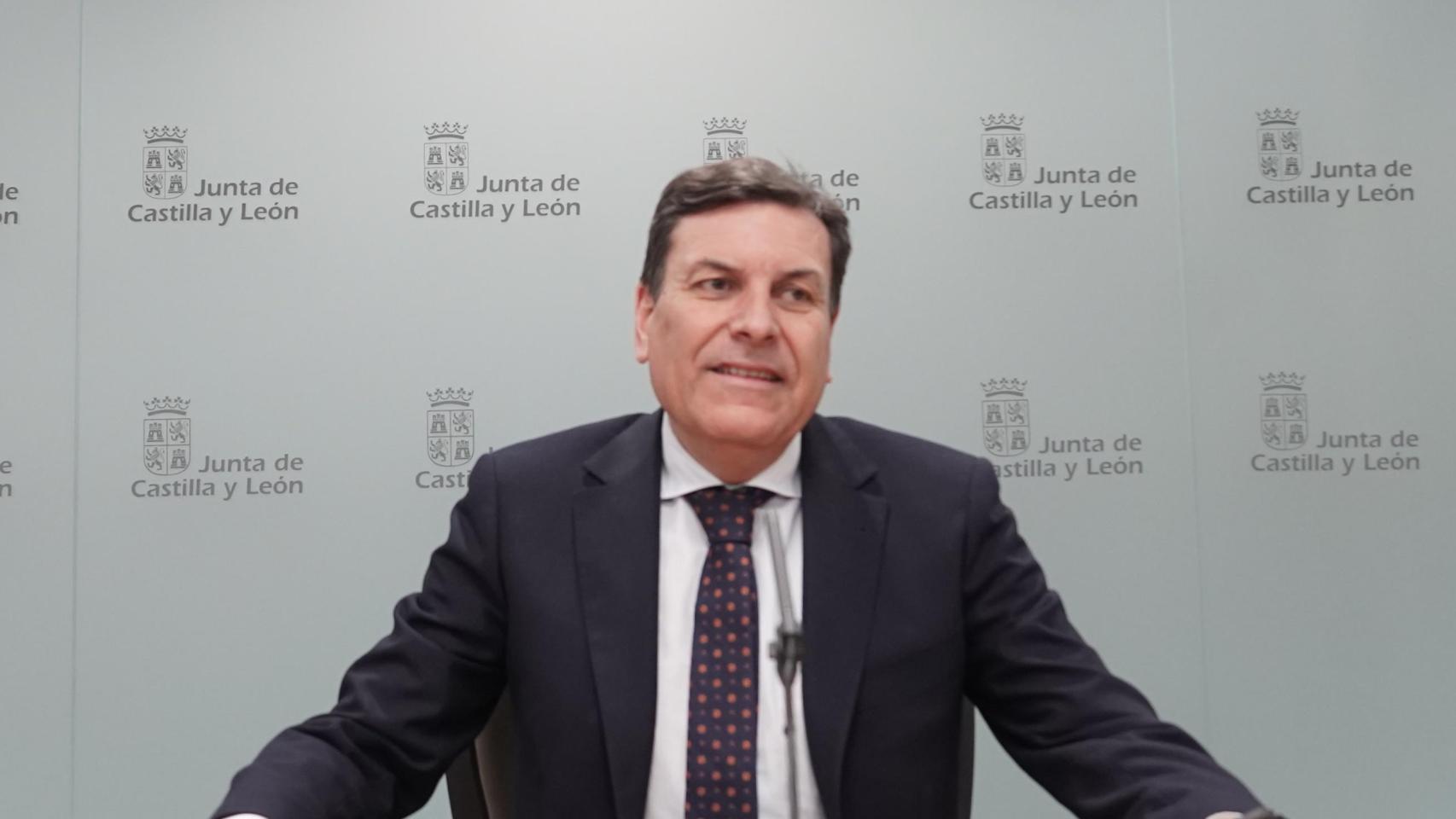 El consejero de Economía y Hacienda y portavoz, Carlos Fernández Carriedo, comparece en rueda de prensa posterior al Consejo de Gobierno.