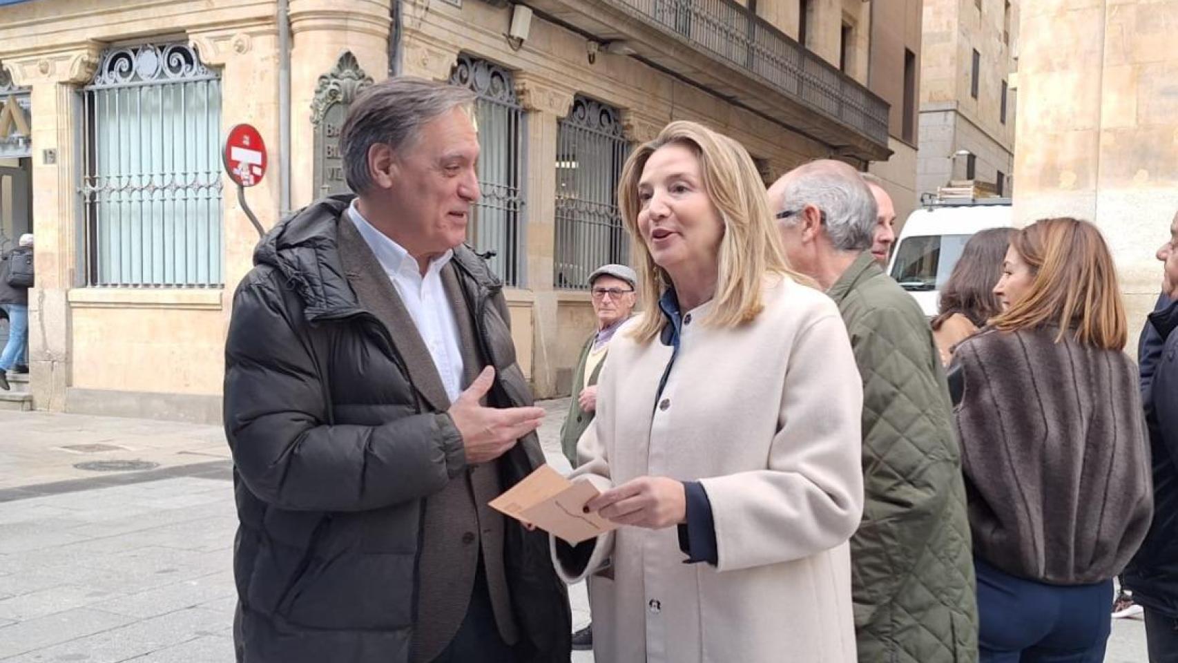 La portavoz del Grupo Parlamentario Popular en el Senado, Alicia García, y el presidente del PP provincial, Carlos García Carbayo en la carpa del PP de la Plaza del Liceo de Salamanca.