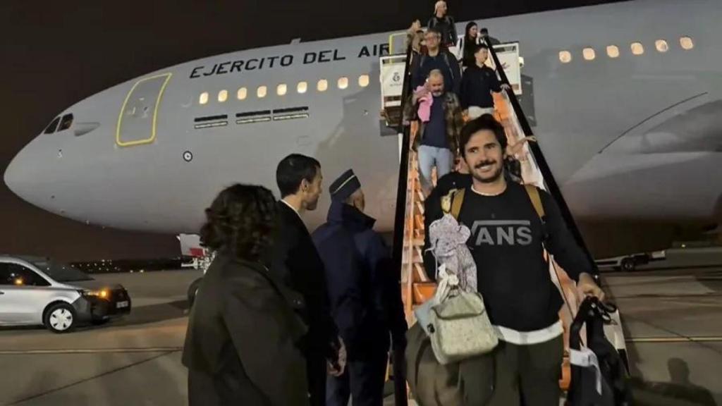Primeros españoles provenientes de Oriente Medio pisando Madrid. EFE