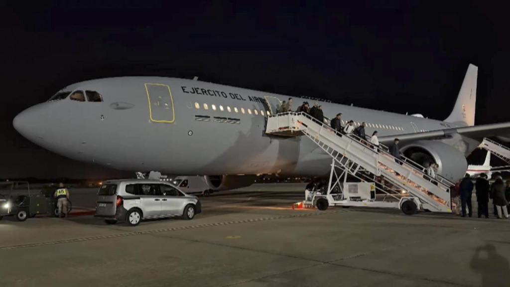 Un avión militar con 171 españoles repatriados de Omán por la guerra en Irán, este jueves a su llegada a Madrid.