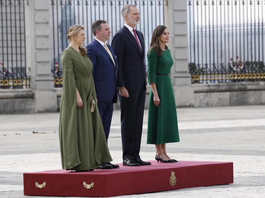 Los Reyes Felipe y Letizia y los Grandes Duques de Luxemburgo en el Patio de la Armería.
