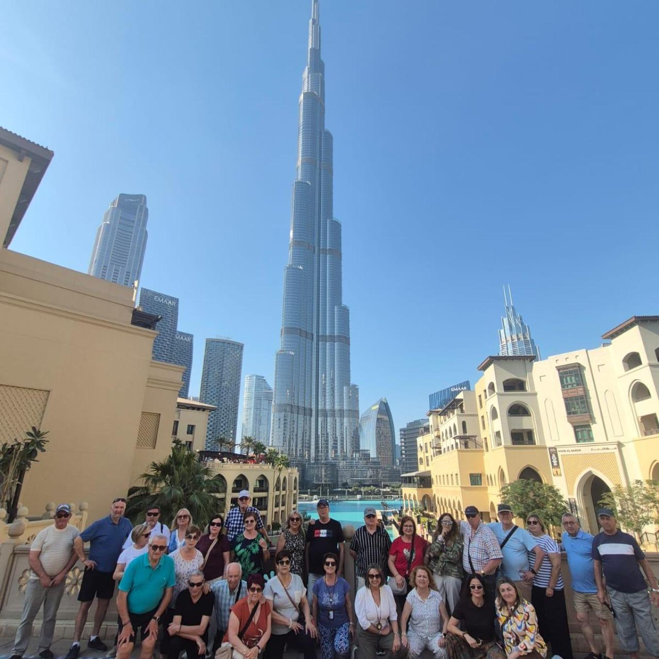Grupo de turistas varados en Dubai frente al Burj Khalifa