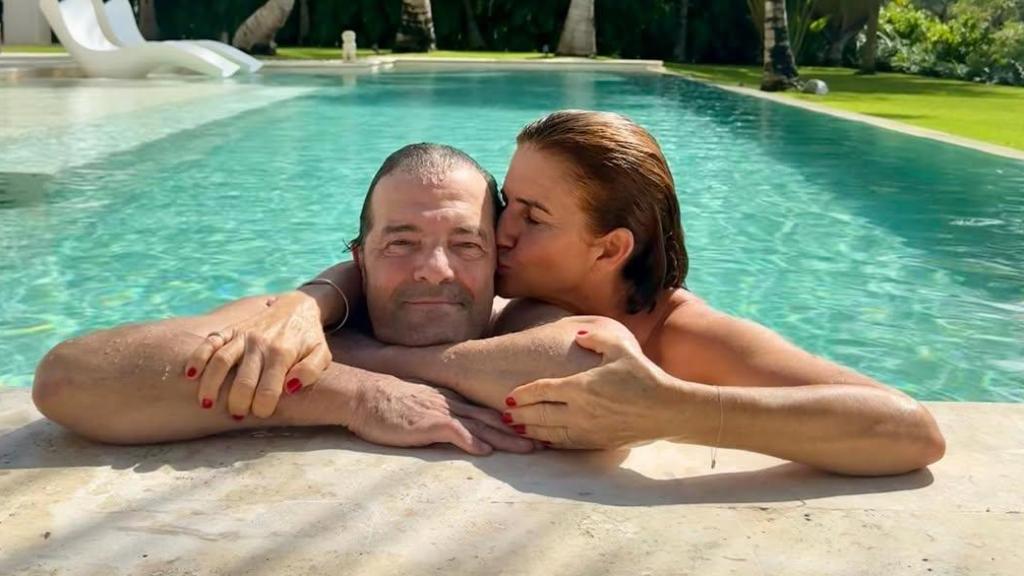 Samantha Vallejo-Nágera y su marido, Pere Aznar, en las redes sociales.