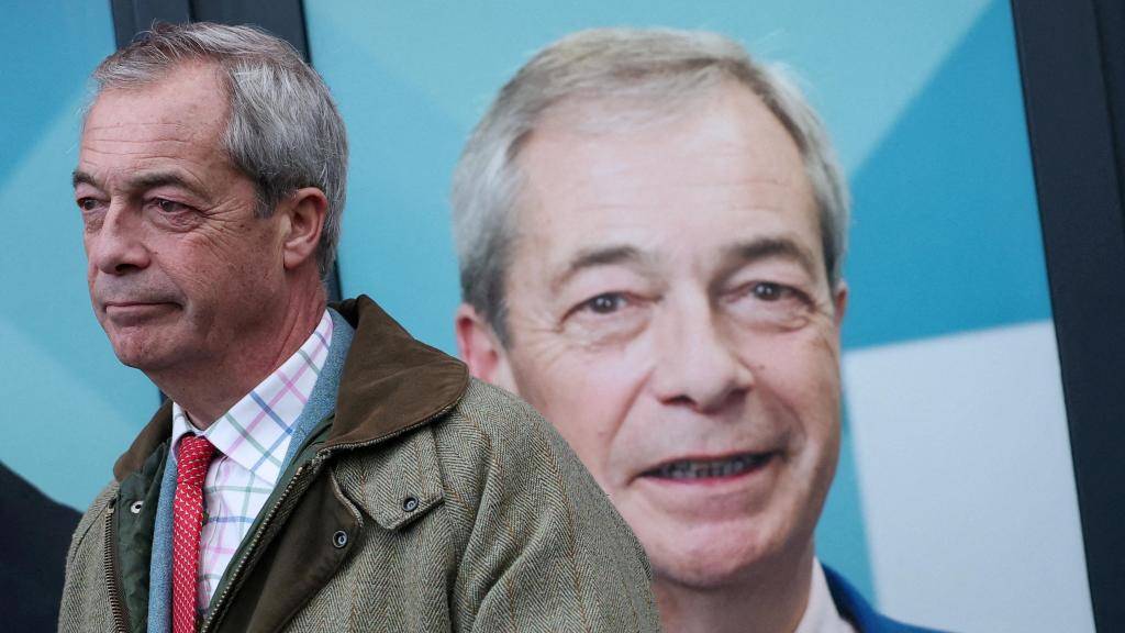Nigel Farage, líder de Reform UK, durante un acto de campaña en las elecciones de Gorton&Denton.