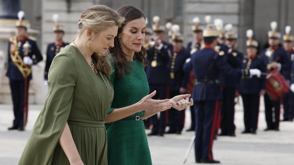 La reina Letizia y la Gran Duquesa de Luxemburgo en el Patio de la Armería del Palacio Real.