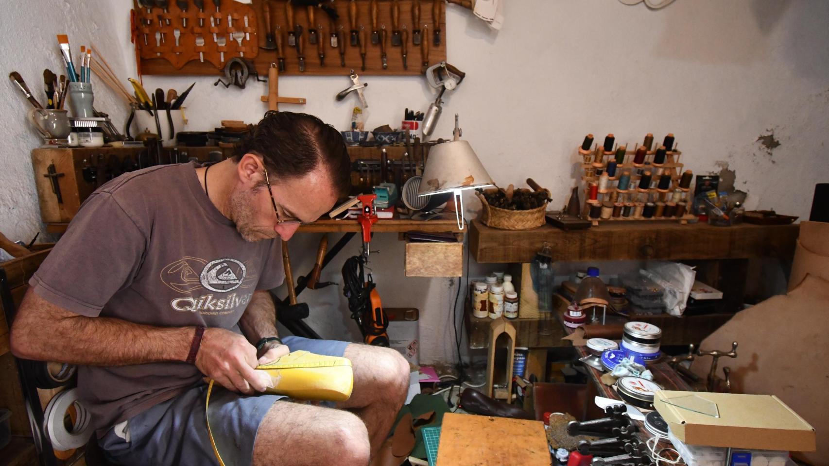 Álvaro Gross, en su taller de Genalguacil.