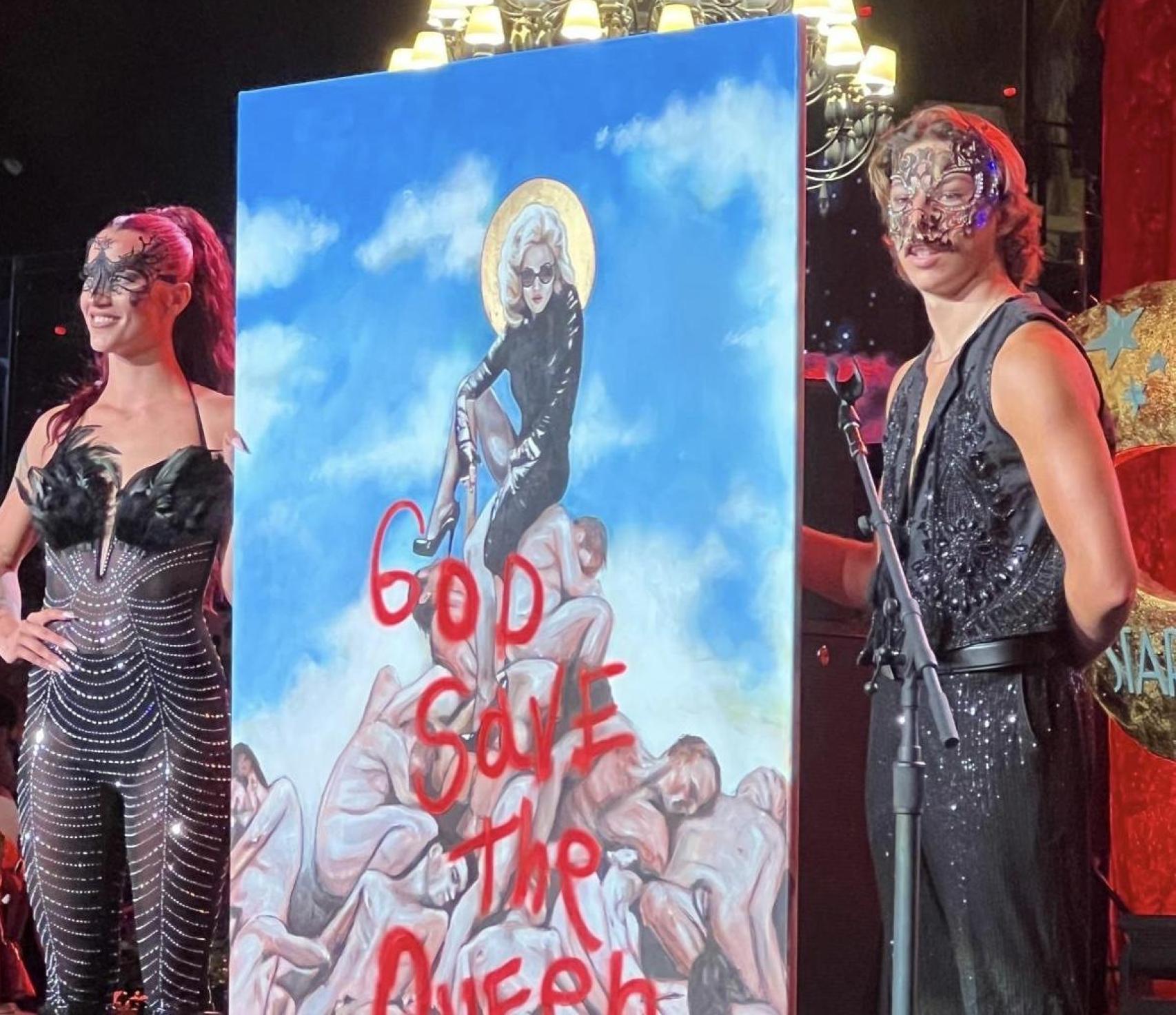 La obra God save the Queen que fue subastada en Starlite.